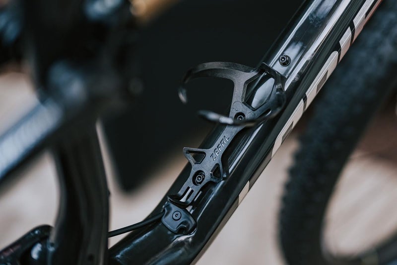 Zefal Pulse L2 Carbon Bottle Cage â€“ Black â€“ Ultralight 18 g Injected Carbon Fiber Design with Top-Load Access, Universal 72â€“76 mm Fit, 7075 T6 Aluminum Screws Included - Image 3